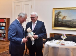 Для внука: в Германии принцу Чарльзу подарили мишку