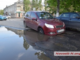 В центре Николаева провалился в «ливневку» уже второй автомобиль