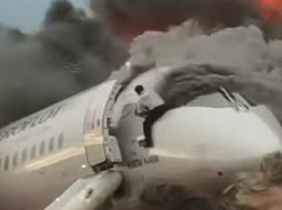 Опубликованы фото прорвавшегося в горящий самолет в Шереметьево пилота