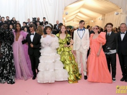 Старая гвардия: звезда сериала "Династия" пришла на Met Gala в бриллиантах и перьях