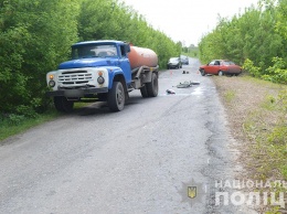 На Полтавщине велосипедист объезжал грузовик и врезался в ВАЗ (фото)