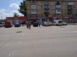 В Мелитополе автохам перекрыл дорогу пешеходам (фото)