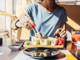 "У нас черви везде": мерзость в тарелке на ужин - суши-бар сытно накормил клиентку