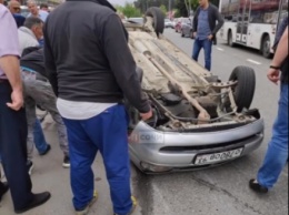 В Сочи трактор "в прямом эфире" перевернул легковушку на крышу