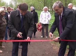 В Беларуси торжественно открыли перила на спуске с горки (видео)