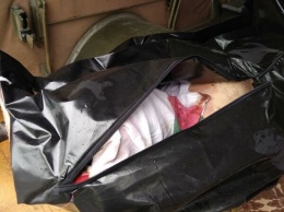 В мешке с надписью ''укр'': террористы ''ДНР'' показали тело убитого украинского морпеха