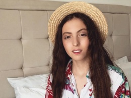 Дочь Оли Поляковой взволновала сеть очередным "взрослым" фото, куда смотрит мать