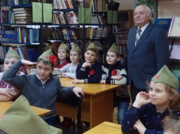 В Киевской области детей одели в советские пилотки со звездами