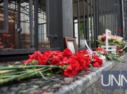 Украинцы несут цветы к посольству России (фото)