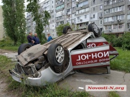 В Николаеве перевернулся автомобиль охранной фирмы - водитель в больнице