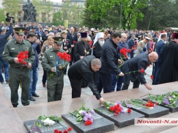 9 мая: николаевцы возложили цветы к памятнику Ольшанцам