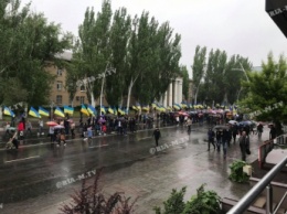 Под проливным дождем тысячи мелитопольцев колонной прошли на Братское кладбище (фото, видео)