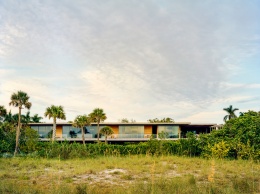 Мираж из стекла: пляжный дом дизайнера Майкла Корса