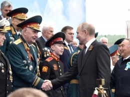 Путин выступил с поздравлением на параде Победы