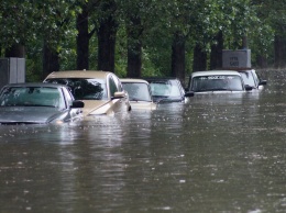 Потоп начался в Украине, людей массово вывозят: кадры стихии