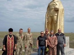 Геническая делегация посетила мемориал погибшим десантникам на острове Бирючей