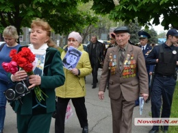 Николаевские коммунисты под «Катюшу» и с портретами ветеранов возложили к памятникам цветы