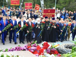 "Слава Украине" и "Донбасс, мы с тобой". В Одессе в День Победы радикалы пришли на шествие "Бессмертного полка"