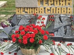 В Крыму вандалы разбили памятник с именами погибших на войне крымских татар