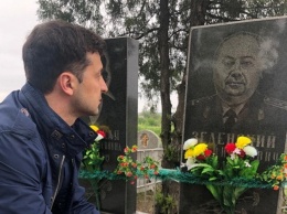 Владимир Зеленский сфотографировался на могиле деда-фронтовика и не упустил шанса потроллить Путина