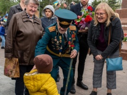 В День Победы команда Вадима Новинского возложила цветы к Вечному Огню на Алле Славы
