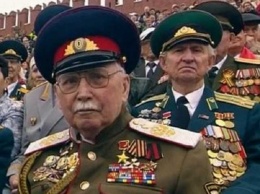 Герой какой войны? Сеть озадачило фото «ветерана» на параде в Москве