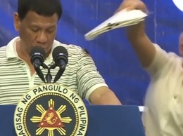 Президент Филиппин выступал с тараканом на плече