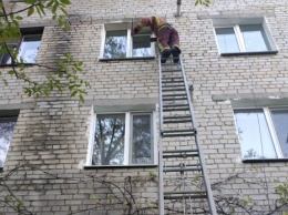 На Николаевщине спасатели помогли медикам попасть к больному в квартиру