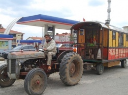 Француз добрался до Турции, путешествуя на тракторе в Индию