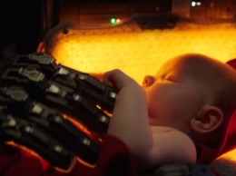 Робот растит ребенка в трейлере фильма "Я мать" от Netflix