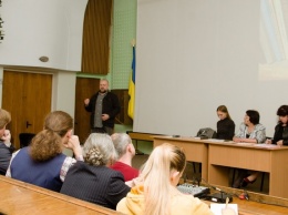 В Днепре провели общественные слушания о присвоении имени сенатора Джона Маккейна Библиотеке украинской диаспоры
