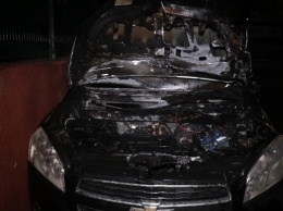 Ночью в Киеве сожгли авто во дворе дома