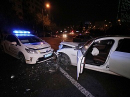 Патрульный автомобиль и BMW попали в лобовое столкновение в Киеве