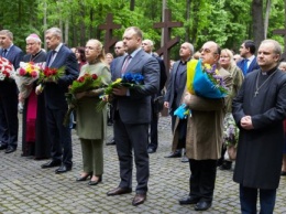 В Харькове почтили память жертв Катынской трагедии (фото)