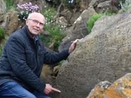 Таинственная надпись на камне в Бретани. Разгадавшему обещают награду