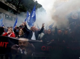 Протесты в Албании: в офис премьер-министра полетели бензиновые бомбы