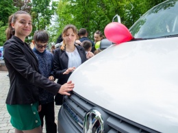 Многодетной киевской семье подарили машину