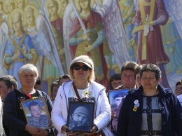 "В этот день меня обычно поздравлял сын": матери погибших воинов прошли шествием в Киеве
