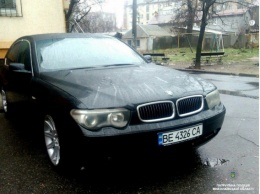 Полиция разыскивает BMW и Mercedes, которые ударили другие авто и скрылись с места аварий