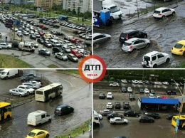 Опубликованы фото, как на Позняках в Киеве после дождя затопило проход к метро и дороги