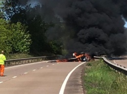 В Британии самолет упал на автодорогу