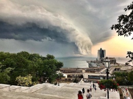 Огромное облако, напоминающее воротник, появилось над Одессой