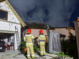 В Киеве после взрыва загорелся жилой дом