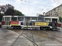 В Харькове трамвай сошел с рельсов и врезался в авто