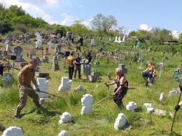 Одесситы навели порядок на древнем козацком кладбище, - ФОТО