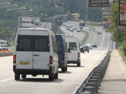 ЧП в запорожской маршрутке: женщина выпала из авто и сломала руку