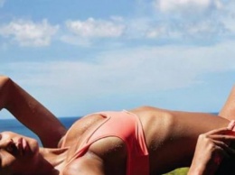 Супермодель шокировала публику, снявшись на пляже в откровенном бикини