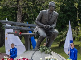 В Киеве легенды "Динамо" и жители города почтили память Валерия Лобановского