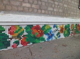 В Новомосковске выложили украинский орнамент из пластиковых крышек (ФОТО)