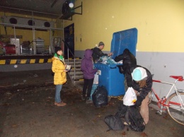 Прокормиться из мусорного бака: фриганы выстраиваются в очередь к помойкам